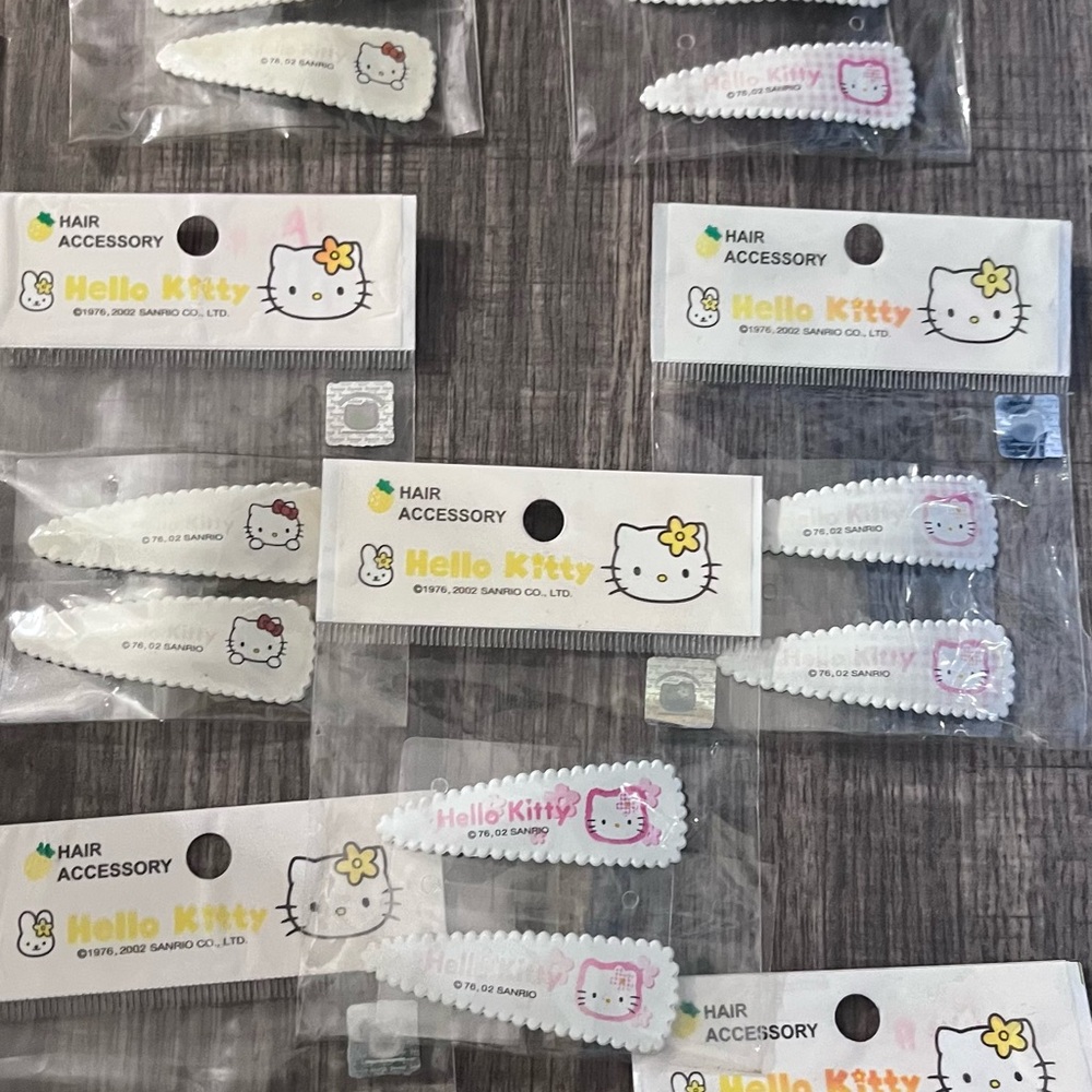 MAKE ME AN OFFER ✨RARE FIND Hello Kitty Hair Clips Set, original packaging 2002.